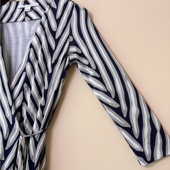 DVF Diane Von Furstenberg Naoki Navy Gray Herringbone Silk Wrap Dress Size 4 - Picture 10 of 14